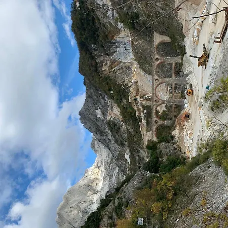 Camera Con Vista Nel Centro Storico Di Carrare