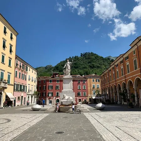 Camera Con Vista Nel Centro Storico Di Maison d'hôtes Carrare